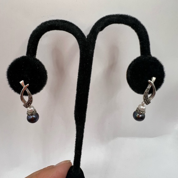 Elegant little purple pearl earring with simple dangle and post back - Picture 3 of 3